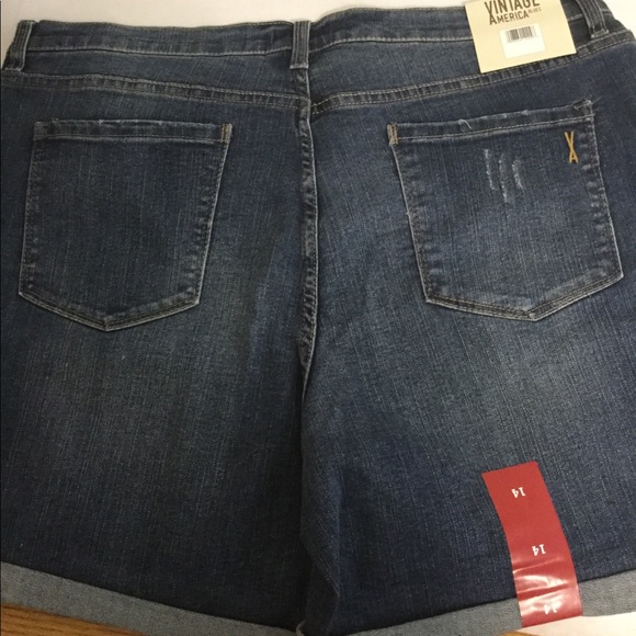 Size 14 Bestie Embroidered Short - Picture 3 of 8